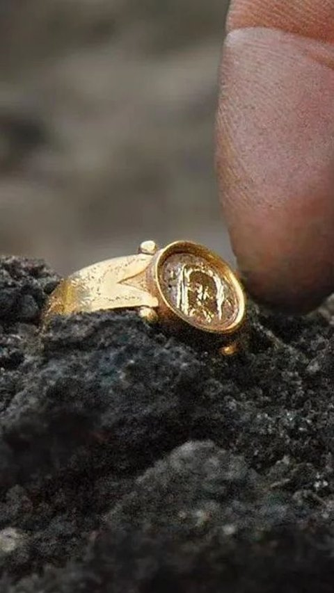 1,000 Years Ago a Woman Lost a Gold Ring, Archaeologists Now Find It