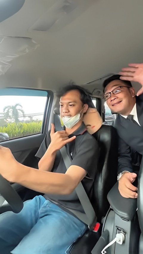 Momen Kocak Ridwan Kamil Naik Taksi Online, Sopirnya Malah Merinding sampai Telepon Istri