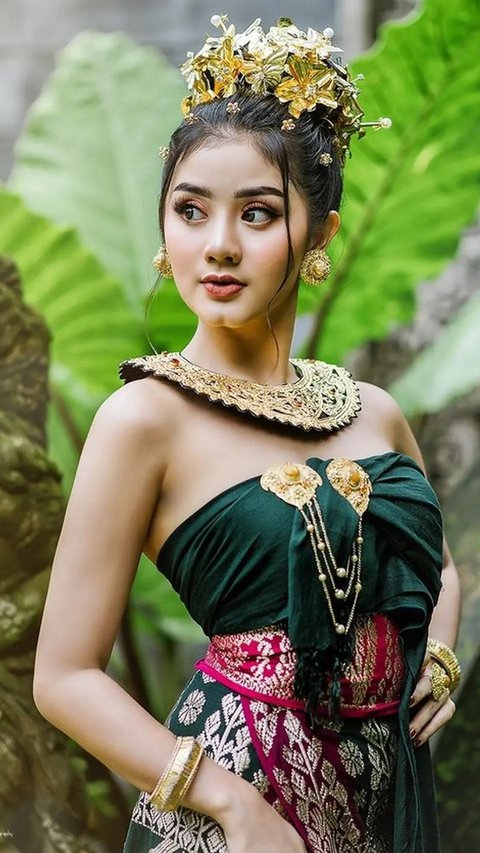 10 Adu Cantik Artis Pakai Baju Adat Bali, Dinar Candy Bak Dewi dari Khayangan