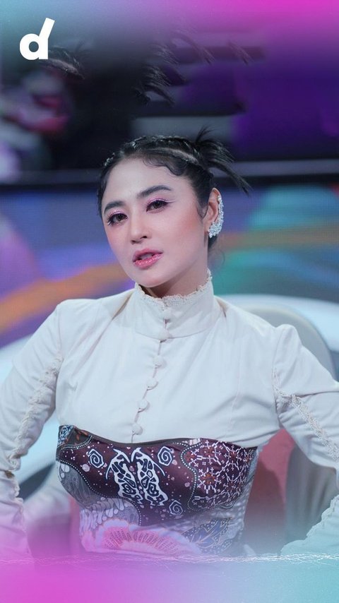 Potret Dewi Persik Dilamar Secara Virtual, Busana Sang Ibu Tuai Sorotan Netizen: 'Kok Pakai Kostum Jas Hujan'