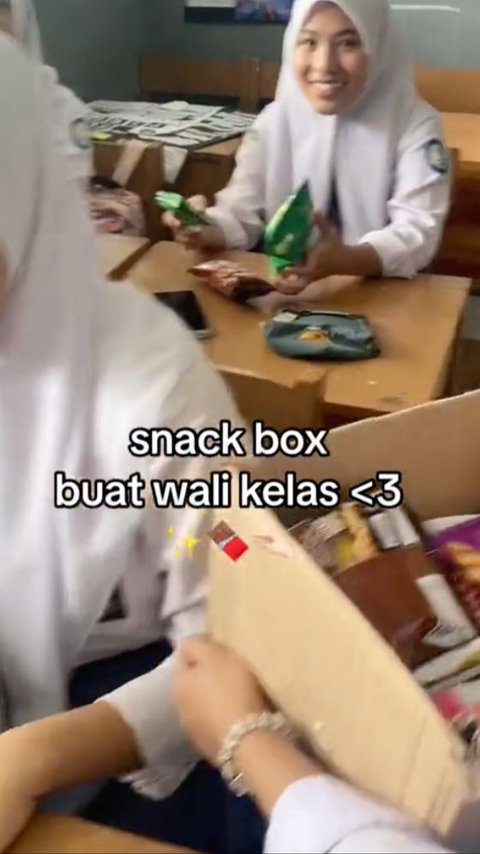 Viral Momen Manis Murid Patungan Jajanan untuk Hadiah Wali Kelas, Reaksi Guru Curi Perhatian