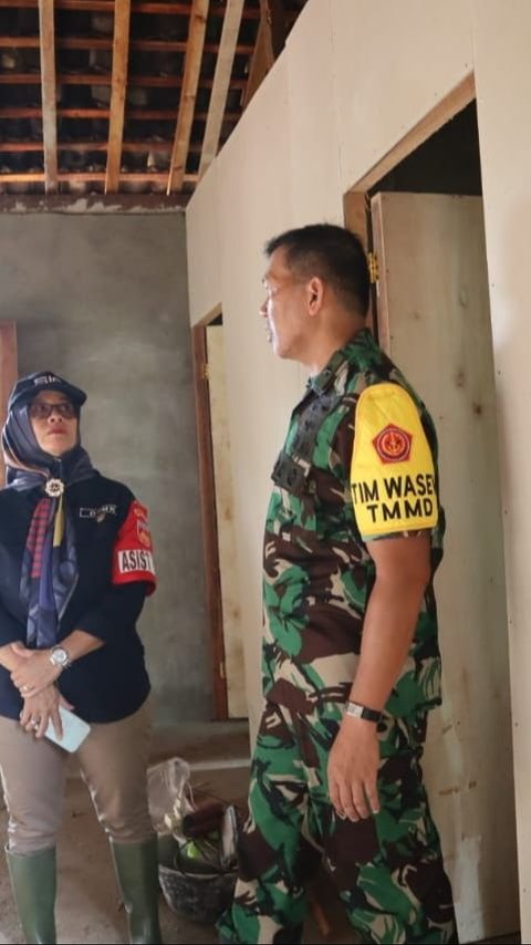 Potret Gagah Jenderal Bintang Satu TNI Cek Kerja Prajurit Bangun Desa, Sampai Selfie Bareng Warga