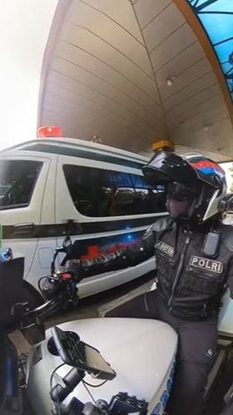 Anggota Polisi Kawal Ambulance TNI Belah Kemacetan di Jalan Tol, Aksinya jadi Sorotan