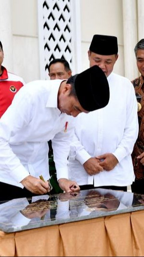 Telan Anggaran Rp101 Miliar dari APBD, Jokowi Resmikan Masjid Agung Madaniyah di Karanganyar