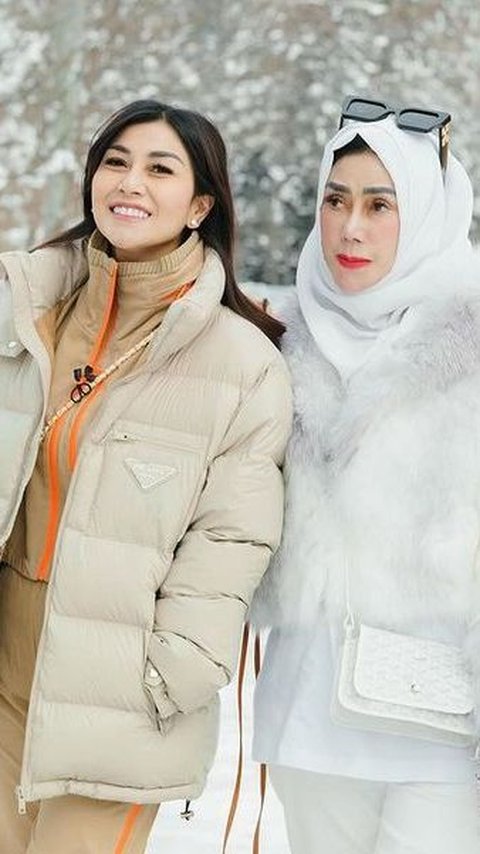 Menolak Tua di Usia 59 Tahun, Ini 9 Potret Stylish Amy Qanita Ibunda Raffi Ahmad Saat Nikmati Salju di Jepang