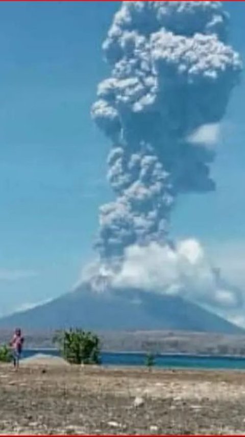 Alami Erupsi, Ini 5 Fakta Gunung Ili Lewotolok yang Kawahnya Berbentuk Bulan Sabit