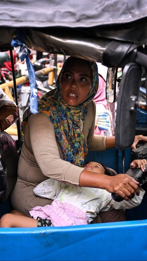 FOTO: Cerita Tangguh Ekawati, Ibu Tunggal Jadi Sopir Bajaj Demi Hidupi Empat Anak