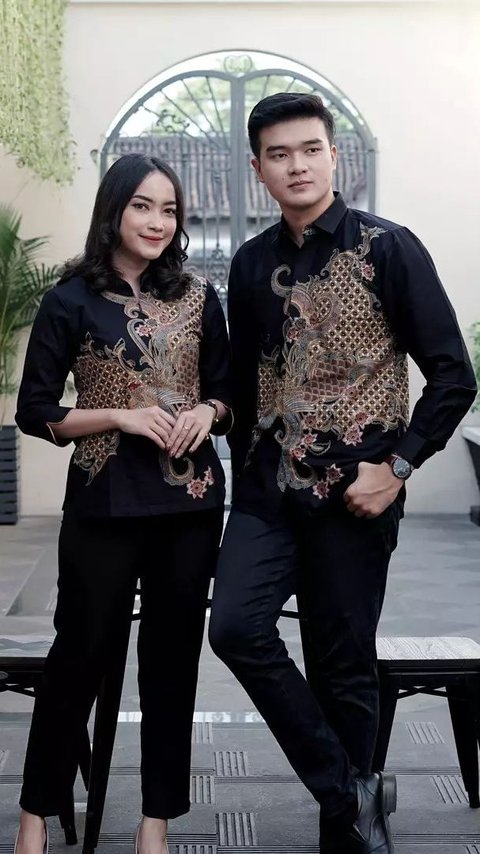 Celana Apa yang Cocok untuk Baju Batik Wanita di Tahun 2024?