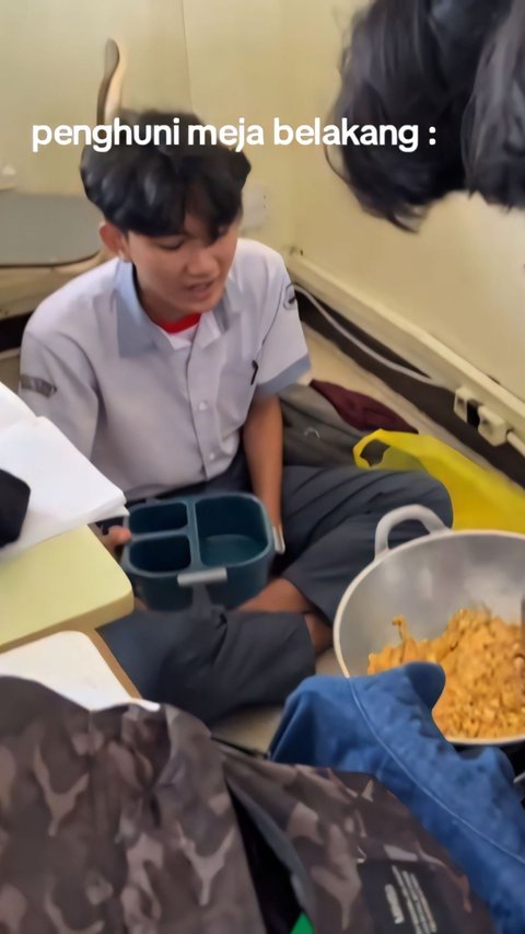 When the Future is Serious Learning, This Student Cooks Fried Rice During Class Hours in the Classroom, Netizens: Privilege Sitting at the Back