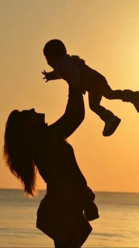 30 Single Mom Quotes. Encouraging Messages to Make Them Strong