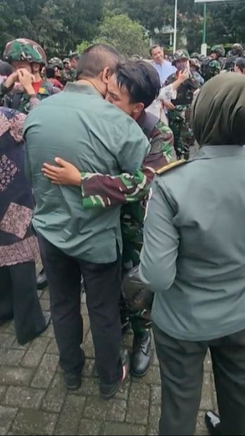 ⁠Ibunya Letkol TNI AD 2 Putrinya Calon Perwira TNI & Polri, Kedekatan Sang Anak dengan 'Cinta Pertama' Jadi Perhatian