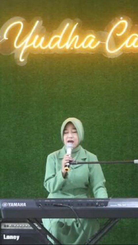 Berseragam Persit, Intip Aksi Lincah Istri TNI Main Organ Piano Bikin Salut