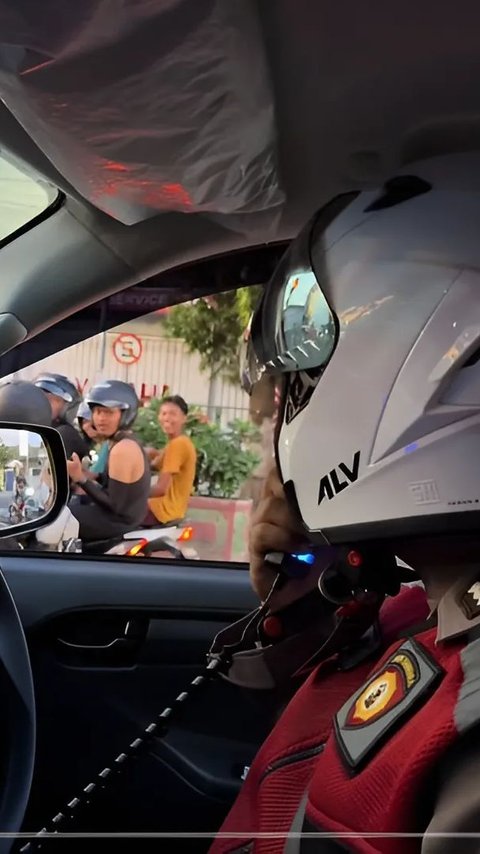 Cara Unik Polisi Tegur Pemotor Tak Pakai Helm, Beri Contoh Nyata Tapi Sambil Naik Mobil