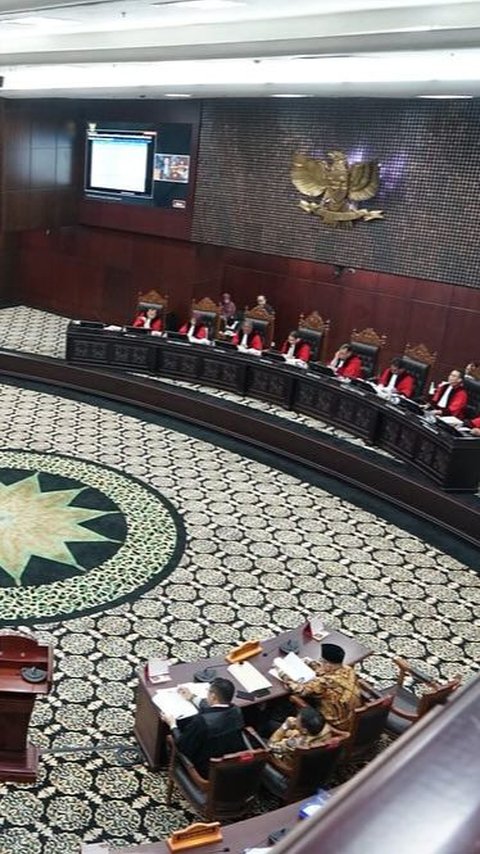 VIDEO: Kubu Amin Pakai 'Detektif' Bongkar Angka Janggal Sirekap di Sidang MK