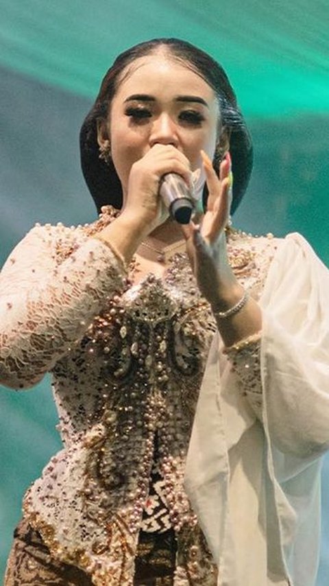 Portrait of Niken Salindry, a Young Dangdut Singer Who Consistently Wears Traditional Kebyar Dress During Performances, Her Appearance Receives Praise