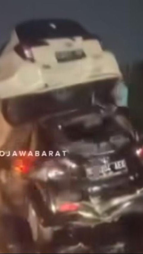 Kecelakaan Beruntun di Tol Purbaleunyi, Minibus Terangkat Diseruduk Sedan