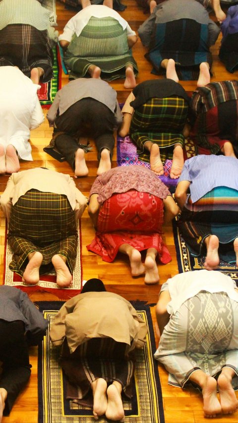 Camkan! 6 Amalan Sunah sebelum Sholat Idul Fitri, Salah Satunya Lewat Jalan Berbeda saat Berangkat dan Pulang