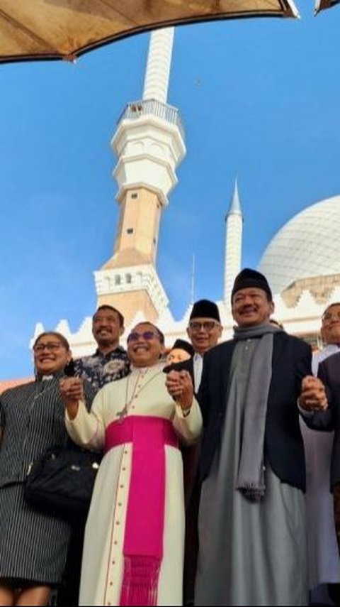 Uskup Agung Semarang dan Tokoh Lintas Agama Datangi Masjid Agung Jawa Tengah, Beri Ucapan Selamat Idulfitri ke Umat Muslim