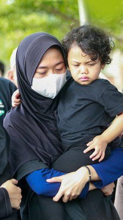 Anak Saksikan Jenazah Babe Cabita Dikubur, 'Ayah Nggak Keluar Lagi'