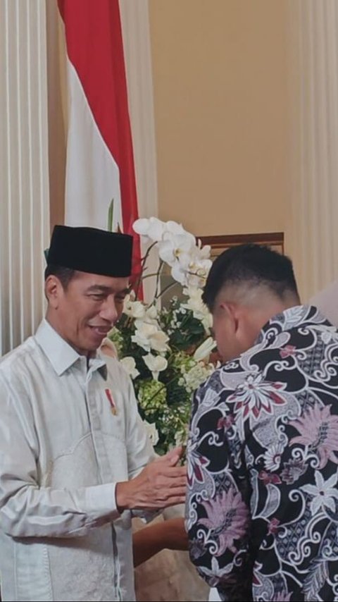 Berlarian dan Berdesakan demi Salaman dengan Presiden Jokowi