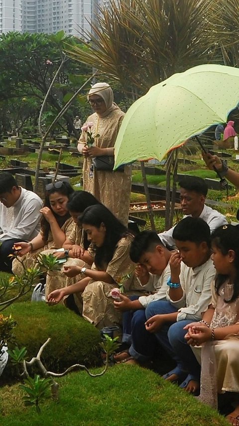 FOTO: Peziarah Kirim Doa hingga Tabur Bunga di TPU Karet Bivak Jakarta usai Salat Ied IdulFitri