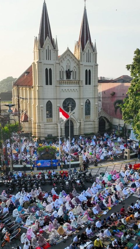 Residents in Malang Use Church Yard for Eid Prayer, Netizens: The Beauty of Tolerance