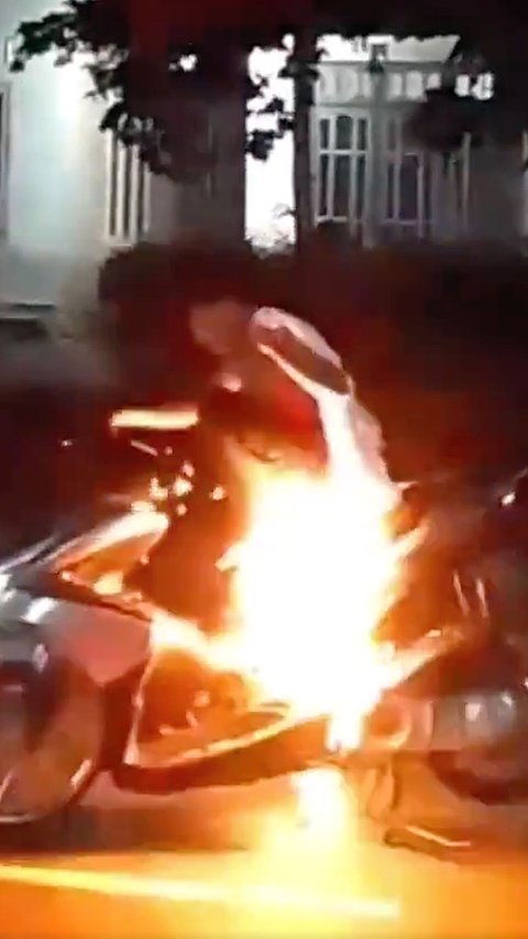 Pemuda Geber Motor Hingga Terbakar, Warganet Justru Puas Melihatnya