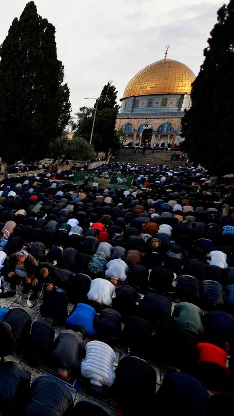 FOTO: Bikin Merinding, Puluhan Ribu Orang Bersujud Rayakan Idulfitri dengan Syahdu di Depan Masjid Al-Aqsa