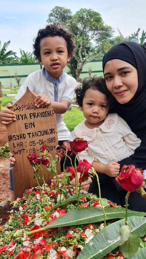 8 Potret Haru Istri dan Anak-Anak Babe Cabita Ziarah di Hari Lebaran, Ungkap Pesan di Akhir Hayat