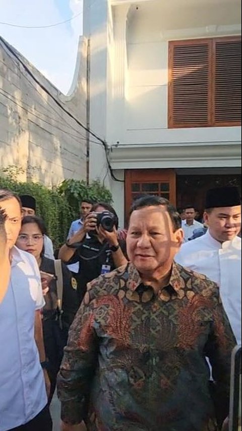 Celebrate Eid al-Fitr 2024, Prabowo Gives a Horse to Jan Ethes: Do You Prefer White or Gold?