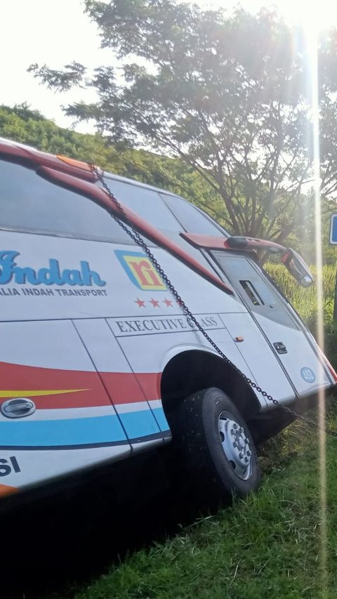 Bus Rosalia Indah Terseret 150 Meter di Tol Batang