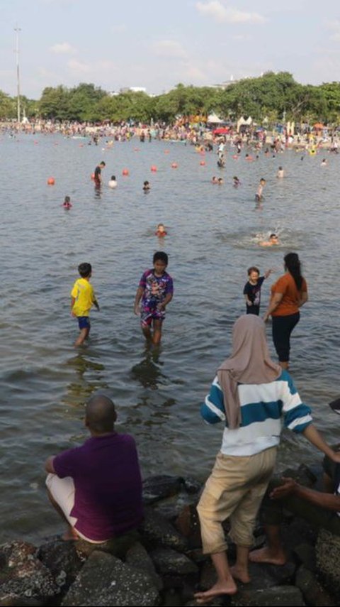 FOTO: Penampakan Pantai Ancol Diserbu Puluhan Ribu Wisatawan di Hari Kedua Lebaran 2024