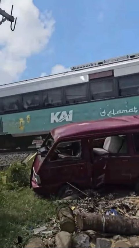 Ngeri, Detik-Detik Mobil Tertabrak Kereta Api di Wonosari Madiun