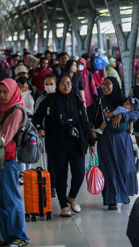 FOTO: H+3 Lebaran 2024, Stasiun Senen Mulai Dipadati Pemudik yang Kembali ke Jakarta