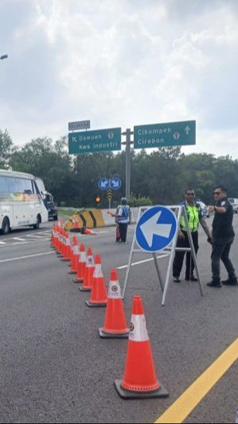 Arus Lalu Lintas Tol Jakarta-Cikampek Dialihkan Keluar GT Kalihurip