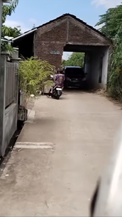 Viral Room Tour of a House Split into a Road in Demak