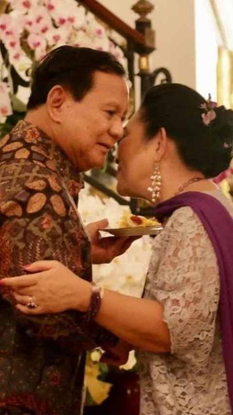 Dapat Potongan Tumpeng di HUT Titiek, Prabowo Cipika Cipiki dengan Mantan Istri Depan Didit Hediprasetyo
