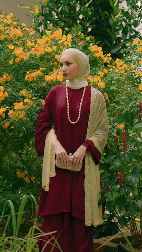 Stand Out with Color-Clashing Outfits for Halalbihalal Moments