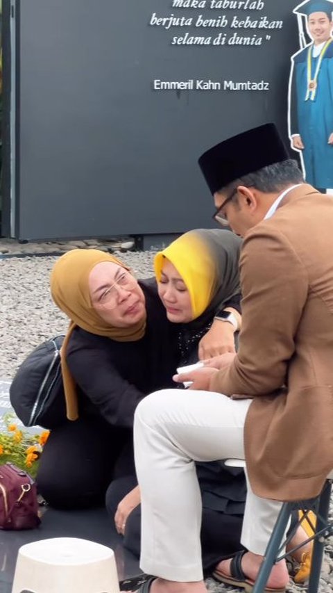 Tangis Istri Ridwan Kamil di Makam Eril Dikaitkan Keputusan Putrinya Melepas Hijab: 