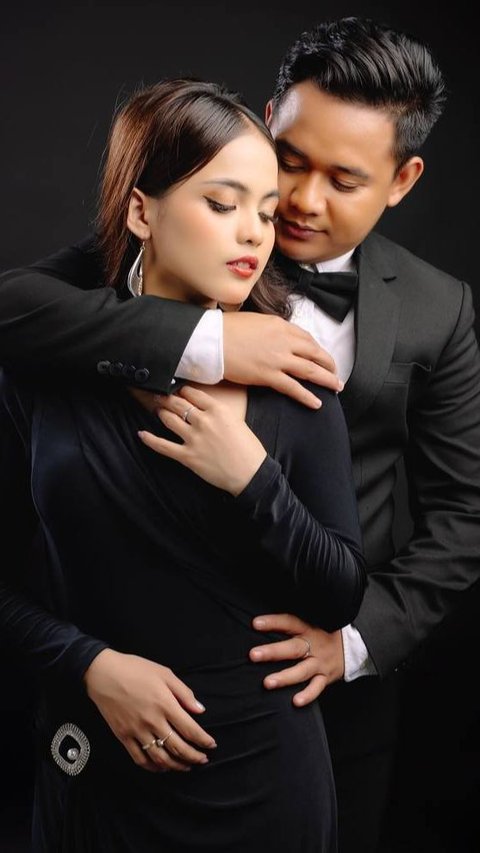 10 Portraits of Prewedding of Putri Isnari and Abdul Azis with Simple Style to James Bond Style