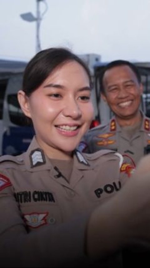 Polwan Cantik Tak Bisa Mudik karena Tugas, Jenderal Polisi Sampai Telepon Ibunya