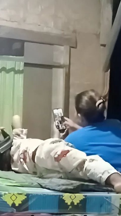 Funny Moment of Sibling Pranking Mother who is Focused on Playing with Her Phone
