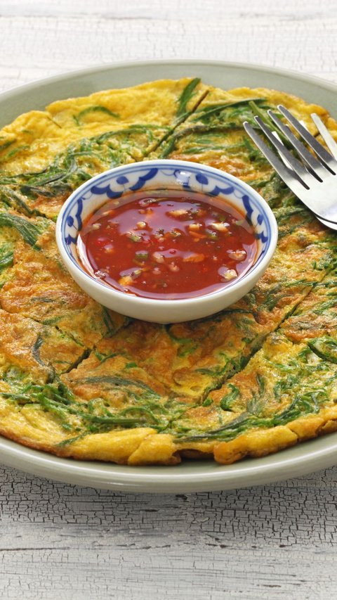 Make 'Next Level' Thai-style Omelette by Adding Some Kitchen Ingredients