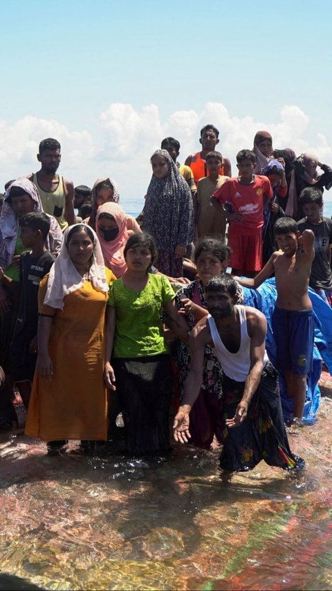 Truk Angkut Logistik Imigran Rohingya Rusak Jalan dan Jembatan
