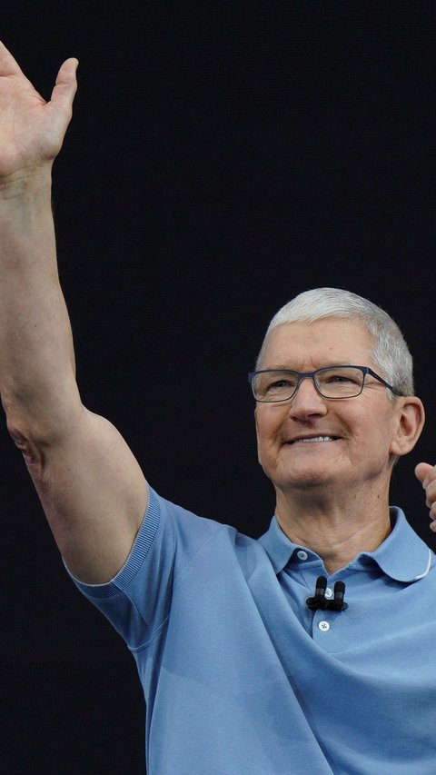 Tim Cook Sudah Sampai di Indonesia, Unggah Foto sedang Makan Sate Ayam