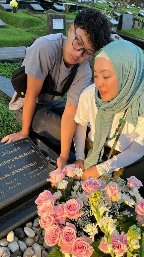 Potret Menyentuh Angelina Sondakh Ajak Putra Gantengnya Ziarah ke Makam Adjie Massaid: Kamu Melihat Kami dari Surga