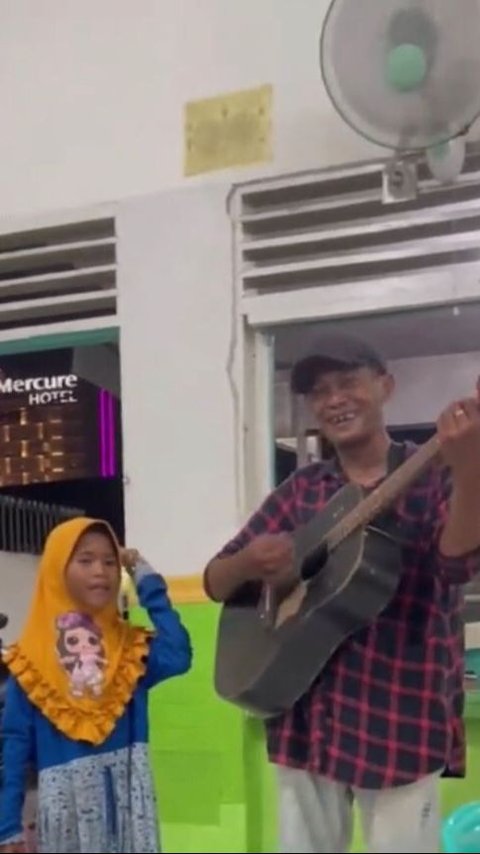 Viral Momen Pria Beri Sejumlah Uang dan Ajak Makan Bapak dan Anak Pengamen, Aksinya Tuai Pujian