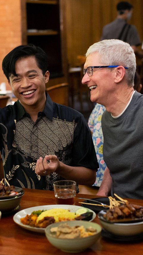 Makanan Lokal Pertama yang Dicicipi CEO Apple Tim Cook Saat Tiba di Jakarta