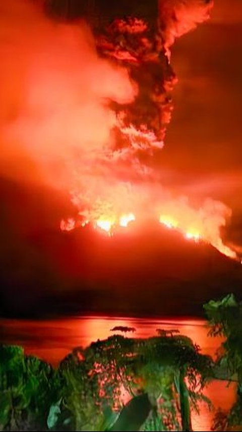 Gunung Ruang Tiga Kali Erupsi Eksplosif, Penduduk Dievakuasi dengan Perahu dan Kapal Feri