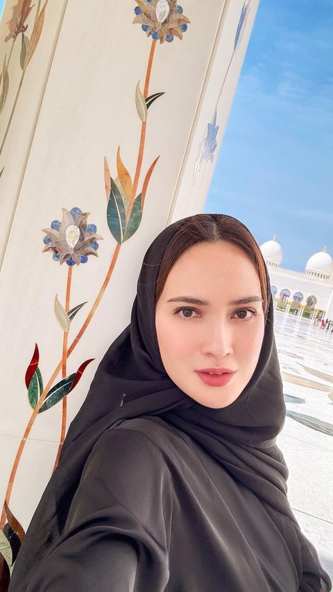 8 Beautiful Pictures of Shandy Aulia Wearing Hijab in Abu Dhabi, Spontaneously Saying Masha Allah Seeing Sheikh Zayed Mosque